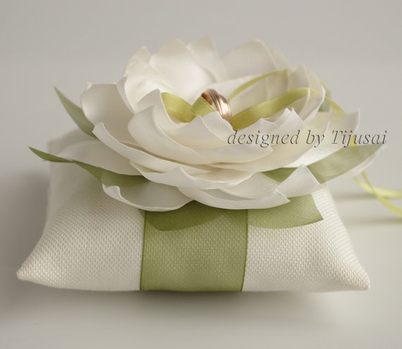 زفاف - Ivory ring pillow with Lily flower and leaves ---ring bearer pillow, wedding rings pillow , wedding pillow, ready to ship