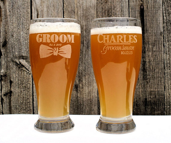 Свадьба - Groomsmen Beer Mug, 19.5 oz Laser Etched Pilsner for the Best Man Gift, Personalized Groomsmen Gift, Wedding Party Favors