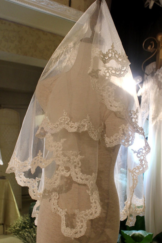 زفاف - Ivory embroidered Alencon lace Bridal fingertip Length Veil Mantilla with Beaded Wedding hair accessories piece