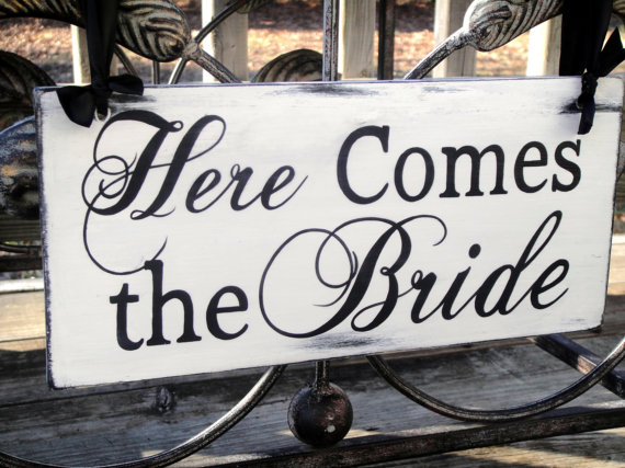 Mariage - Here Comes The BRIDE Signs,  Wedding and photo props, Single Sided 12in, ring bearer sign