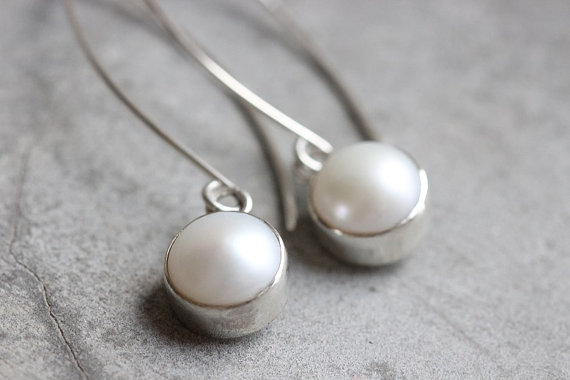 Hochzeit - Pearl earrings - dangler earrings - Pearl Bridal jewelry - Gift for her - wedding - bridal
