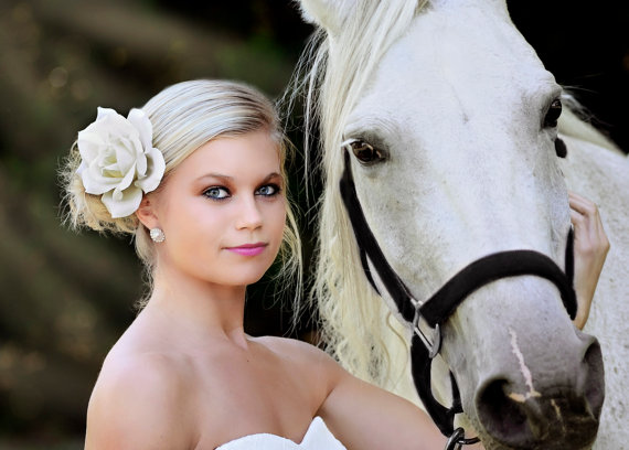 Hochzeit - Stylish Ivory Rose Wedding Veil Bridal Flower Hair Clip Fascinator Bride Bridal Rhinestone Bridesmaid