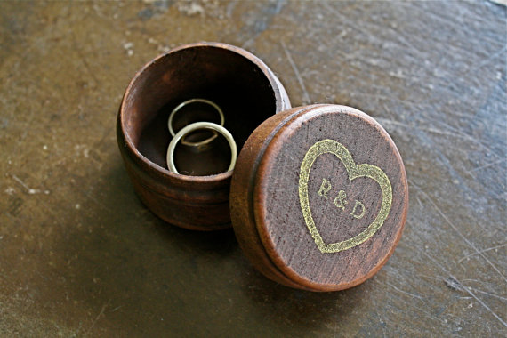 زفاف - Personalized wedding ring box.  Rustic wooden ring box, ring bearer accessory, ring warming.  Small round ring box with custom initials.