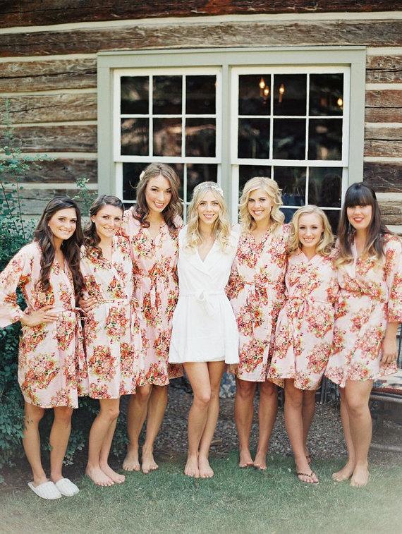 Hochzeit - Shabby Chic Pink Bridesmaids Robes. Kimono Crossover Robe. Bridesmaids gifts. Getting ready robes. Bridal Party Robes. Floral Robes. Gowns
