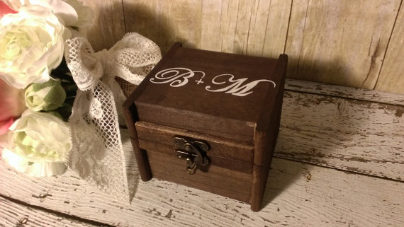 Mariage - Personalized Rustic wedding ring box, ring pillow alternative, country wedding