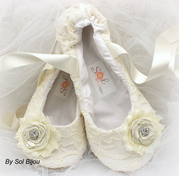 زفاف - Lace Bridal Flats- Ballerina Slippers in Ivory with Embroidered lace, Handmade Flowers and Jewels