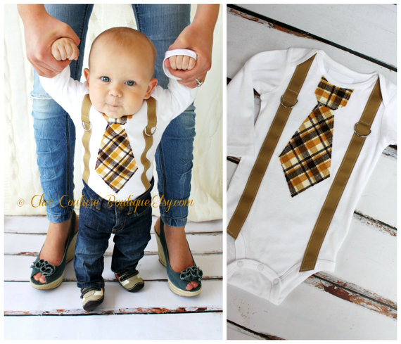 Mariage - Baby Boy Tie and Suspenders Bodysuit. Tie Suspenders look is in. Mustache party idea. Cake Smash Birthday Outfit, Valentine's Day Outfit