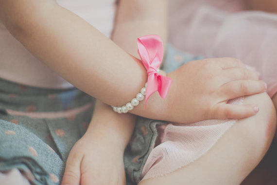 زفاف - Peony Pink Girls Pearl Bracelet, Flower Girl Gift, Jr Bridesmaid, Birthday, First Pearls Pearls and Ribbon -- FREE Gift Packaging