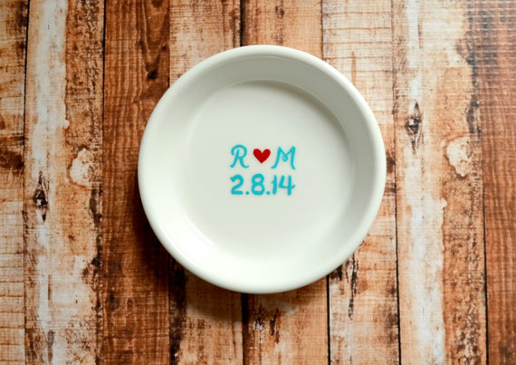 Свадьба - Ring Dish - Couple's Initials and Wedding Date Engagement Ring Holder