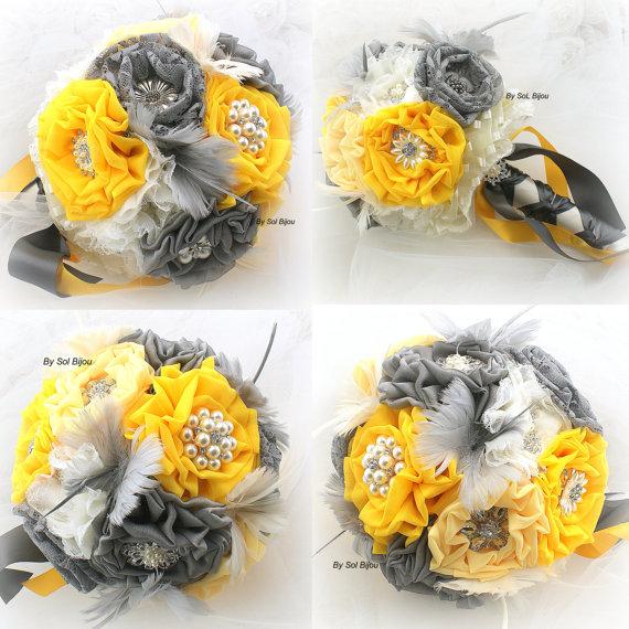 زفاف - Brooch Bouquet  Vintage-Style in Ivory, Yellow and Charcoal Gray, Pewter with Feathers, Lace and Brooches