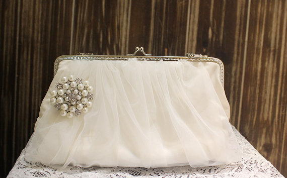 Hochzeit - Ivory Tulle Wedding Clutch, Bridal Rhinestone Pearl Brooch Clutch, Bridesmaid Clutch Gift, Vintage inspired Party Purse Bag