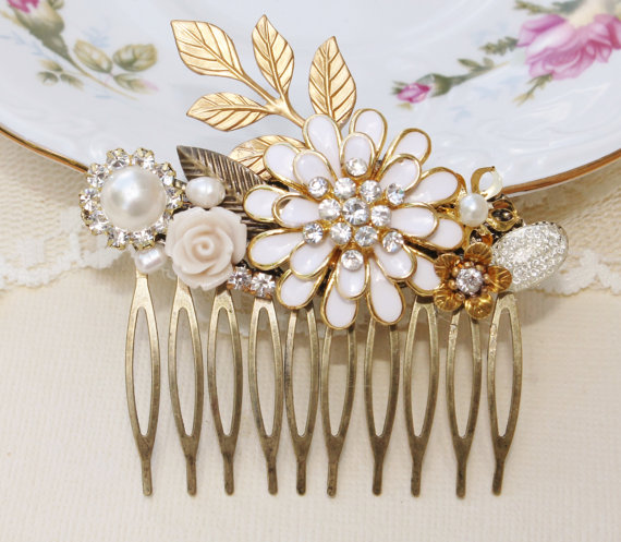 Свадьба - Eternal Love - Vintage Assemblage Hair Comb, Repurposed Jewelry, Upcycled, Bridal, Shabby Chic, Rhinestone and Pearl, OOAK Vintage Collage