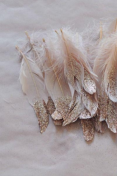 Hochzeit - DIY Gold And Glitter Dipped Feathers