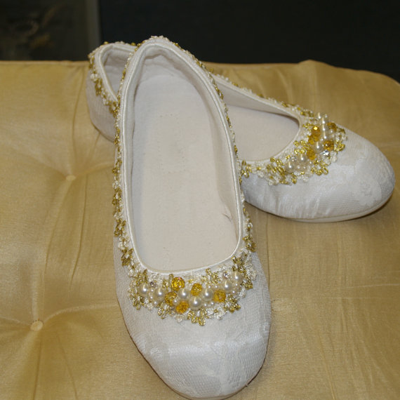 Hochzeit - Wedding Flats Ivory/Gold Shoes elegantly decorated with handmade brooch