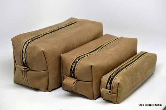 زفاف - Personalized Handmade Leather Dopp Kit Gifts for Groomsmen with Custom Initials Distressed Brown Leather