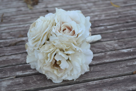 Mariage - Silk Ivory Bridesmaid Bouquet, Silk Wedding Flowers, Maid of Honor Bouquet, Toss Bouquet, Vintage Wedding, Rustic Wedding, Bridal Bouquet