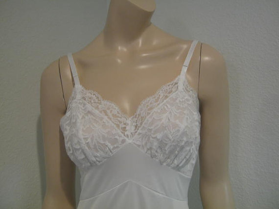 Wedding - vintage white Vanity Fair slip lingerie negligee lace Wedding size 34 small  Tricot all Nylon