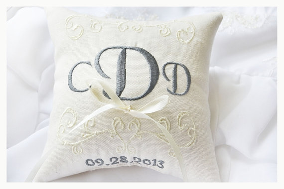 Mariage - Ring bearer pillow, wedding ring pillow , Monogrammed ring pillow , Custom embroidered ring bearer pillow (R6)
