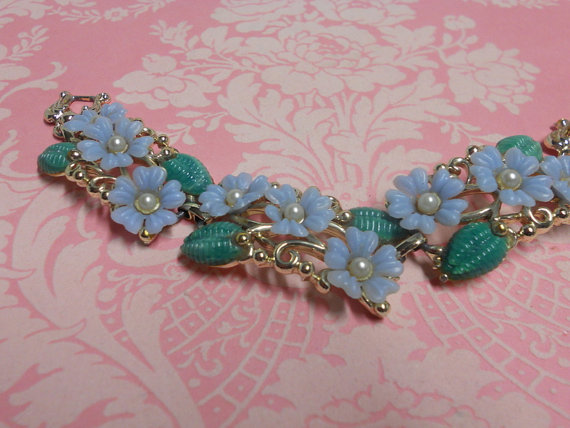 زفاف - Vintage 1950s Bracelet Plastic Flowers Blue and Green Jade Estate Bridal Madmen Jewelry Madmen