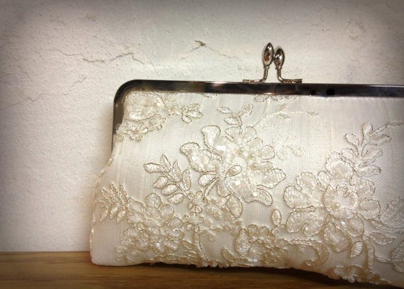 Mariage - Lace Pearl Bridal Clutch, Ivory Bridal Clutch, Beaded Clutch, Formal Purse, White clutch, Lace Wedding {Tru Luv's Lace & Pearl Kisslock}