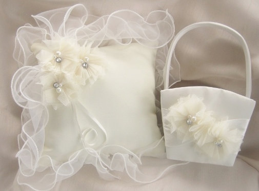 زفاف - ivory Flower Girl Basket Set, Flower Girl Basket and Pillow, Ring Bearer Pillow Ivory Organza Ruffles
