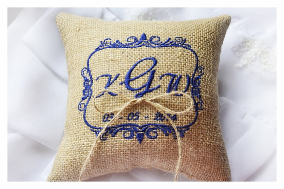 Hochzeit - Burlap Wedding pillow , wedding pillow , ring bearer pillow, ring bearer pillow, personalized wedding pillow (R50B)