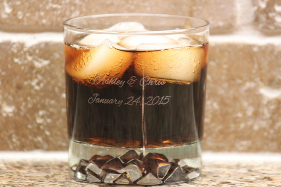 Hochzeit - GROOMSMEN WHISKEY GLASSES-Personalized Wedding Favors-Personalized Whiskey Glasses-Engraved Whiskey Glasses-Personalized Groomsmen Gifts