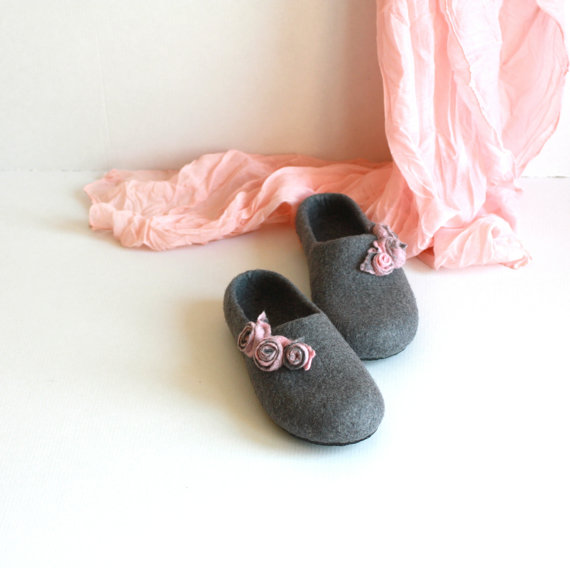 زفاف - Women house shoes - felted wool slippers - Wedding or Mothers day gift  - grey with pink roses