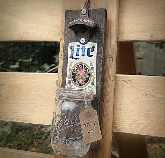 Свадьба - Rustic Pallet Wood Beer Bottle Opener Cap Catcher- Valentines Day Gift for Him -Husband Gift - Gift for Dad - Groomsmens Gift- Personalized