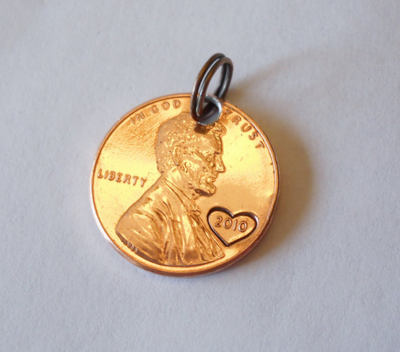 زفاف - PENNY Heart Charm Pendant -- 1959 to 2015 -- Custom / Personalized -- Heart Around Year -- Birthday, Anniversary, Luck, Wedding, Memorial