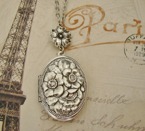 Свадьба - Beautiful Silver Oval Locket Flowers Wedding Bride Bridesmaids Mother Wife Flower Girl Sister Daughter Photo Pictures - Stevie