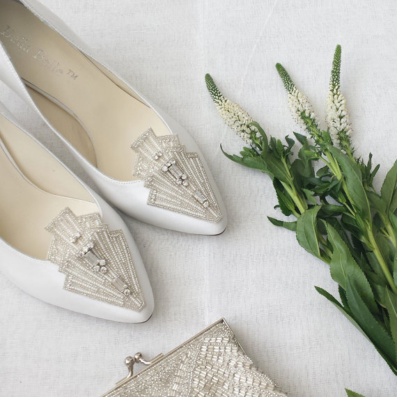 زفاف - Art Deco White Wedding Shoes with Great Gatsby Crystals and Pearls Embellishment Kitten Heel Silk Satin Bridal Shoes