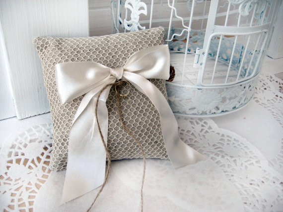 Hochzeit - Burlap Ring Bearer Pillow, Wedding pillow,  Burlap bride ring pillow, Burlap Pillow