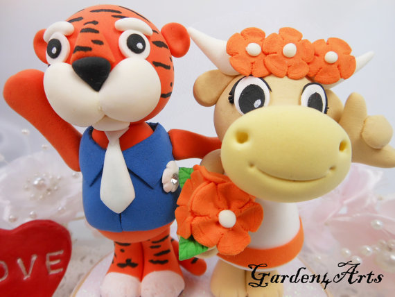 Mariage - Custom Auburn Tiger & Texas Longhorn Wedding Cake Topper - Unique College Mascot Love Couple with Beautiful Stand