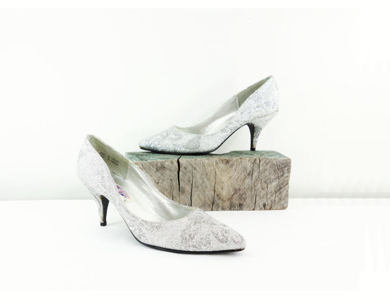 Hochzeit - 60s Silver Pump, Vintage Wedding Shoes, Size 6 1/2 Heel, Icey Silver, White Brocade, Bridal, Glacier Gray, 1960s Silver Heels, Size 6 1/2