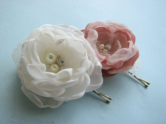 زفاف - Pink and ivory hair flowers, pair of bobby pins in pale dusty blush pink, bridal rhinestones and pearls