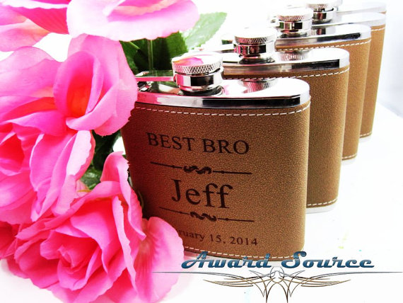 Mariage - Groomsmen Wedding Gift 5 Leather Flask Set, Engraved Flask, Flask Leather Wrapped, Best Man Gift