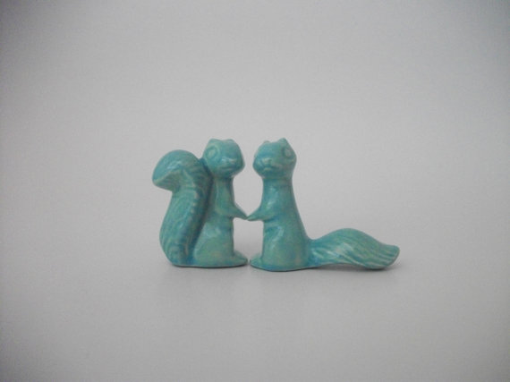 Свадьба - Ceramic Squirrels Wedding Cake Topper in Turquoise or Color of Choice, Home or Garden Decor, Wedding Gift, Anniversary Gift