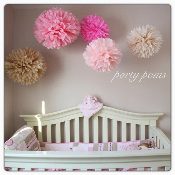 Hochzeit - Lovely .. set of 5 tissue paper pom poms.. nursery decor / party decoration / weddings