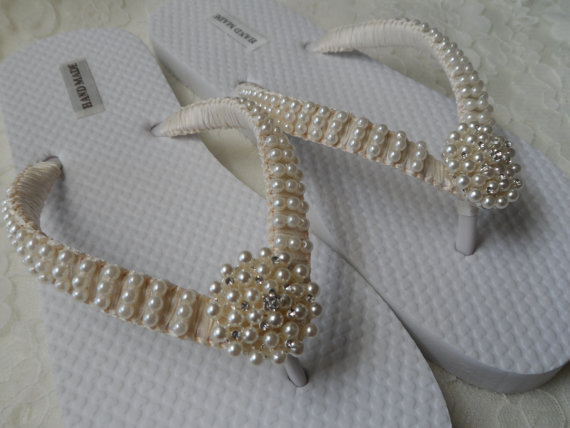 Hochzeit - Ivory Pearls Flip Flops / Wedding Sandals Pearls Rhineston Flip Flops / Bridesmaids Shoes /Bridal Sandals....
