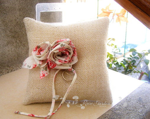 Mariage - Wedding Ring Pillow, Burlap Ring Pillow, Shabby Chic Ivory Ring Pillow with flowers, Coussin Carré Ivoire pour Alliance Mariage en jute