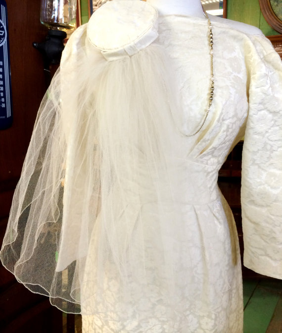 زفاف - Vintage Mad Men Ivory Brocade Wedding Dress Pillbox Veil 1950's, Early 1960's Emma Domb Classic Jackie Kennedy Style Chic Mid Century Design