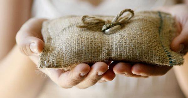 Hochzeit - Burlap Ring Bearer Pillow, Rustic Wedding Pillow, Woodland Decor, Pageboy Accessory