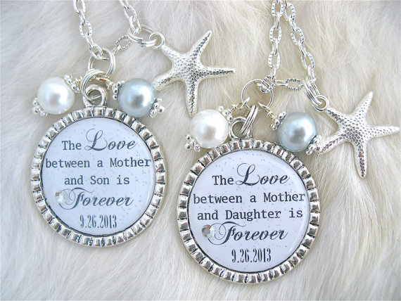 Mariage - MOTHER of  Bride Mother of Groom Gift Mothers Day Gift - PERSONALIZED - Love Between Mother and Daughter is Forever Keychain BOUQUET Charm