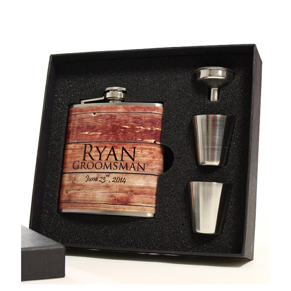 Mariage - 5 Personalized Faux Barn Siding Flask Sets Groomsmen Gifts
