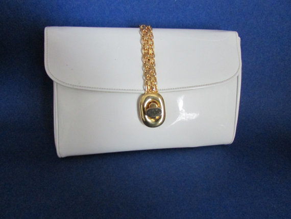 زفاف - SALE Mid Century Handbag White Patent Leather White Clutch Goldtone Chain Detail Clutch Made by David's Palm Beach Wedding Clutch
