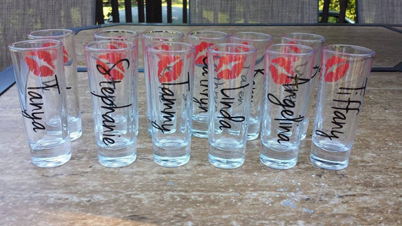 Mariage - Bridesmaids shot glasses, bachelorette favors shot glasses with lips and name.