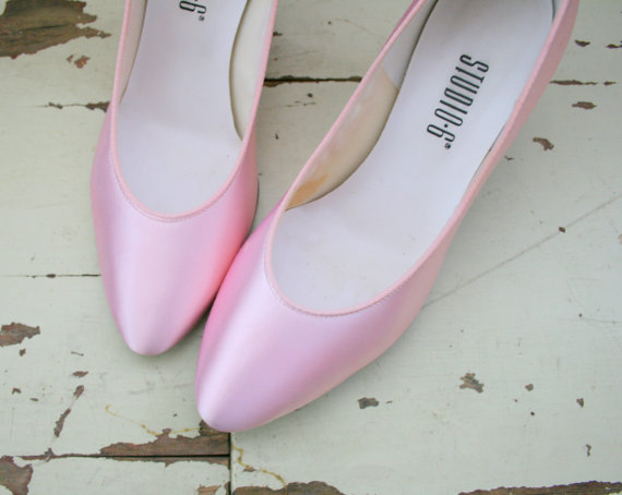 زفاف - SALE/// 1980s PINK SATIN Heels....size 7 womens....heels. shoes. pumps. pink heels. cinderella. princess. wedding. party heels. mod. retro
