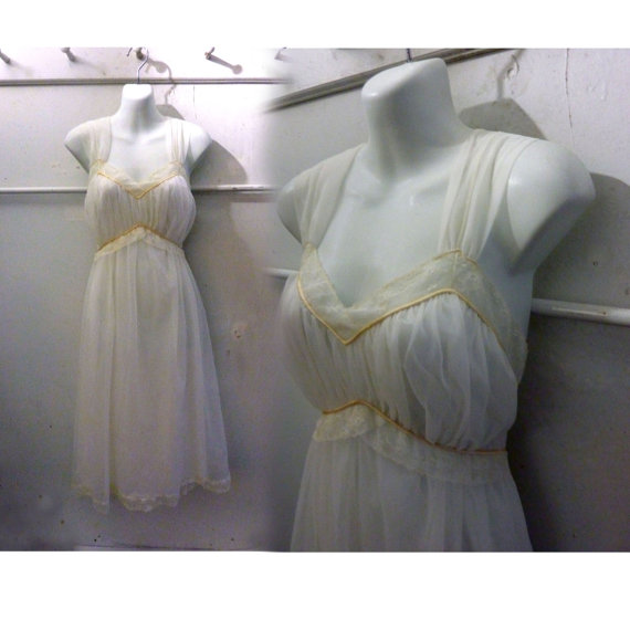 Wedding - 50s Vintage Nightie Size 36 M White Lace Nylon Nightgown Negligee Boudoir 60s