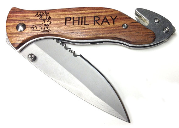 Свадьба - SET OF 1 Engraved Pocket Knife, Personalized Pocket Knife,Serrated Stainless Steel Blade, Best Man Gift, Groomsmen Gift, Deer Laying 138-1